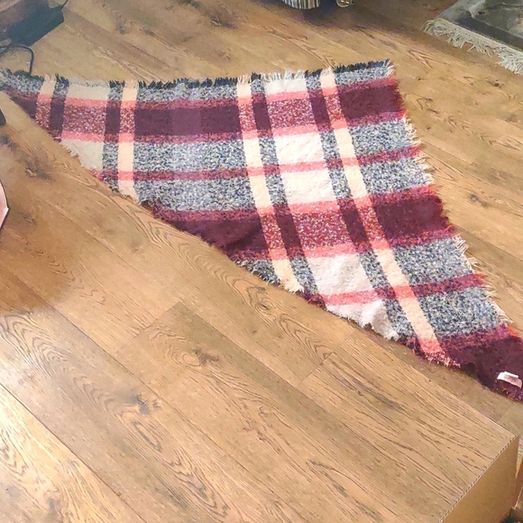 Candie's Flannel Fushia Maroon Triangle Blanket Scarf - Picture 5 of 6